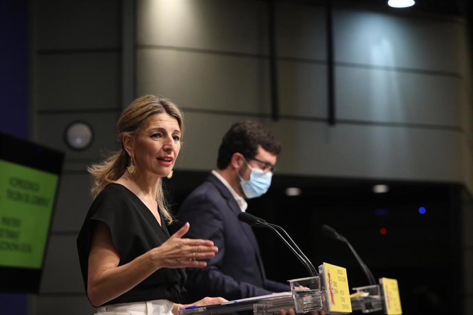 La vicepresidenta tercera del Gobierno y ministra de Trabajo y Economía Social, Yolanda Díaz, junto al secretario de Estado de Empleo, Joaquín Pérez Rey, comparecen en el Ministerio de Trabajo y Economía Social, a 16 de abril de 2021, en Madrid (España)