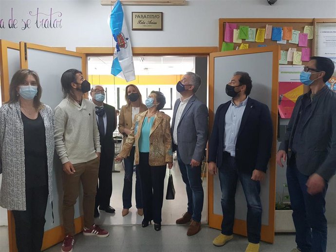 Descrubrimiento de una placa durante el homenaje a Xela Arias en el IES Castelao, en Vigo