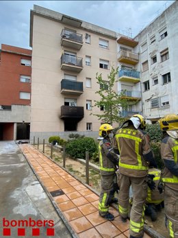 Los Bombers de la Generalitat en el piso incendiado de Cass de la Selva (Girona).