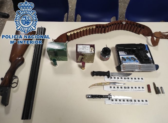 Efectos intervenidos por la Policía Nacional a un vecino de Málaga que amenazó de muerte a un vecino