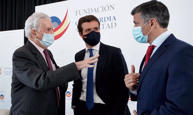 El líder del PP, Pablo Casado, junto al Premio Nobel de Literatura, Mario Vargas Llosa, y el líder opositor venezolano, Leopoldo López. En Madrid, a 16 de abril de 2021.