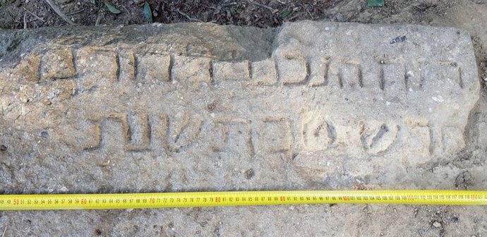 Encuentran una lápida epigrafiada de la necrópolis judía de Montjuc