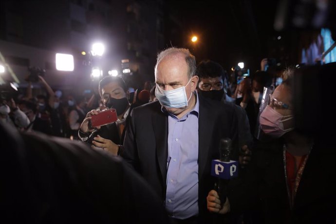 Rafael López Aliaga abandona la sede de su campaña tras las elecciones