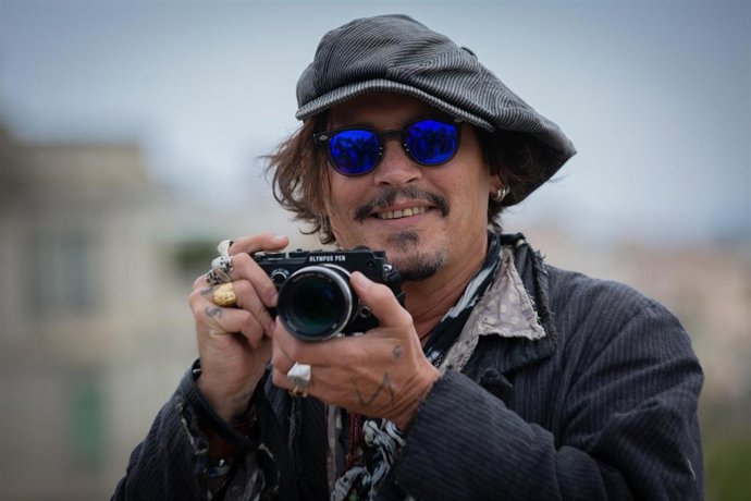 El actor Johnny Depp posa después de la rueda de prensa de presentación de la película El fotógrafo de Minamata' en la quinta edición del BCN Film Fest, a 16 de abril de 2021, en Barcelona, Catalunya (España)