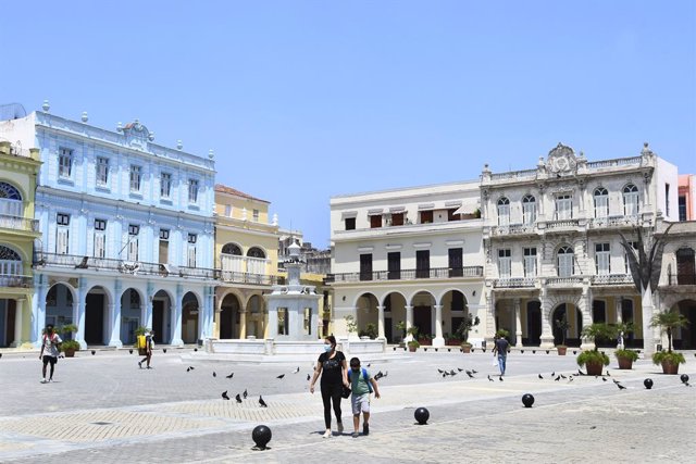 Personas con mascarilla en La Habana
