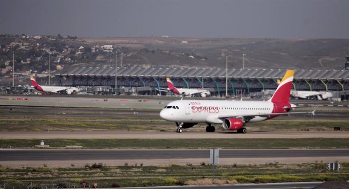 Archivo - Un avión de Iberia en las pistas de un aeropuerto. 