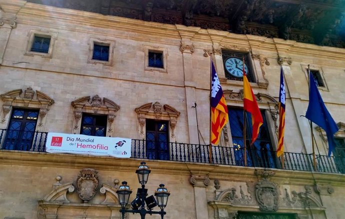 El Ayuntamiento exhibe a partir de este jueves la banderola de la Asociación de Hemofilia y otras Coagulopatías Congénitas de Baleares.