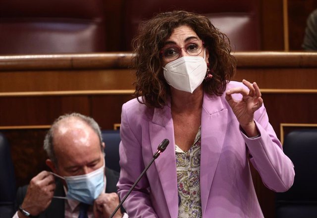 La ministra de Hacienda y portavoz del Gobierno, María Jesús Montero, interviene en una sesión de control al Gobierno en el Congreso.