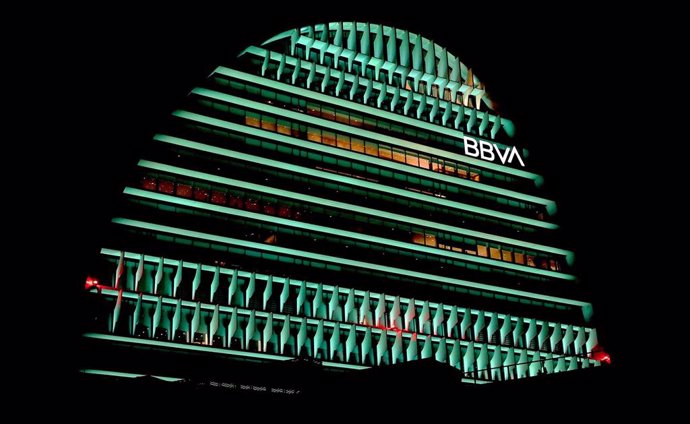 Archivo - El edificio La Vela de BBVA iluminado de color verde.