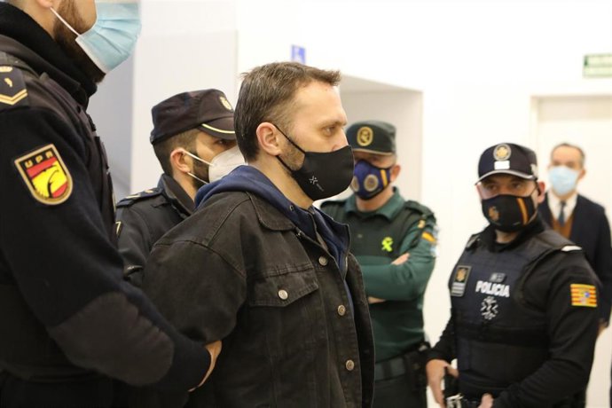 El acusado Norbert Feher, alias Igor el Ruso', escoltado por varios agentes a su llegada a la Audiencia Provincial de Teruel