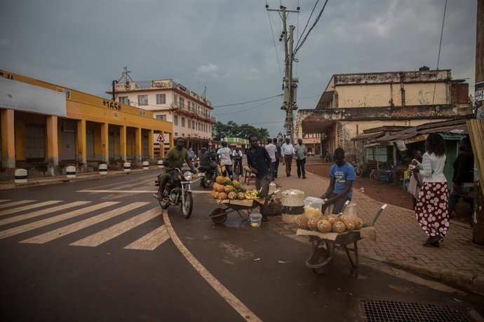 Archivo - Un grupo de vendedores en una calle de Gulu, en el norte de Uganda.