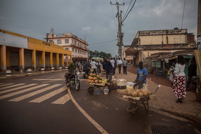 Archivo - 01 April 2020, Uganda, Gulu: Few vendors stand at a street in Gulu. Uganda has imposed night-time curfews and banned all private road traffic with immediate effect to halt the spread of the Coronavirus. Photo: Sally Hayden/SOPA Images via ZUMA