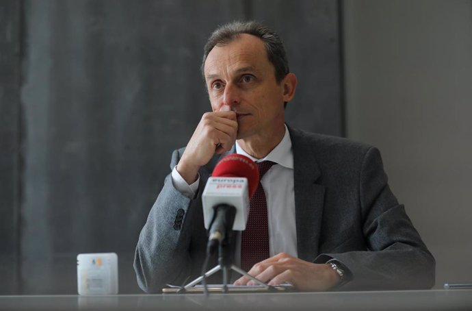 El ministro de Ciencia e Innovación, Pedro Duque, durante una entrevista para Europa Press a 14 de abril de 2021, en Madrid (España). El titular de Ciencia e Innovación afirmó este lunes ante los medios que quedan semanas para que uno de los tres proy