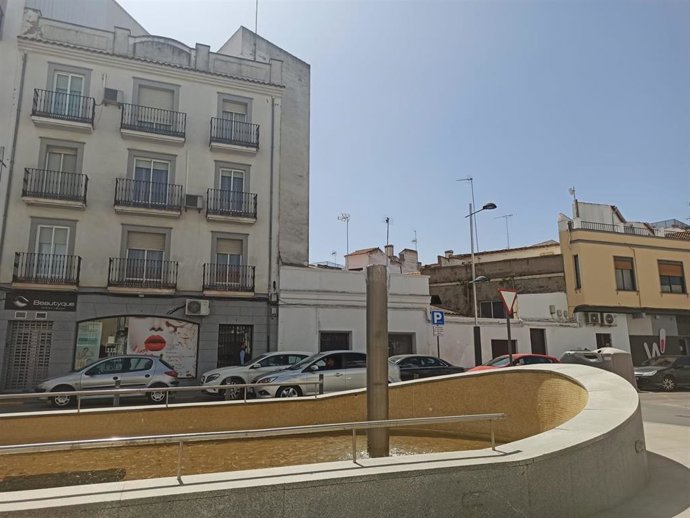 Vehículos circulando por la Avenida de Villanueva de Cordoba, que atraviesa Pozoblanco.
