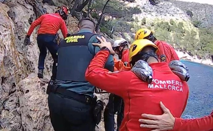 Rescate de un hombre de 80 años accidentado en un acantilado en Cala Murta, Pollena.