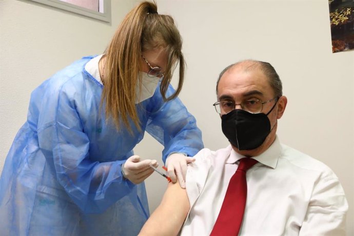 El presidente del Gobierno de Aragón, Javier Lambán, se vacuna contra la COVID en el Servet.