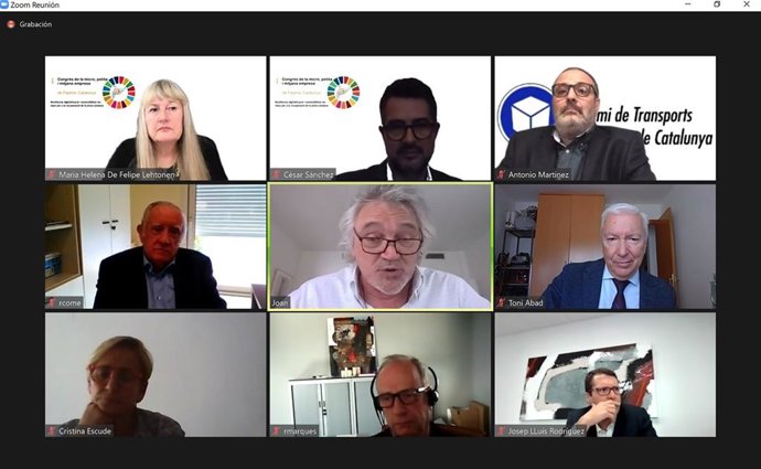 El presidente de Cecot, Antoni Abad, en el centro a la derecha, durant el IV Congreso de Pymes de Catalunya este viernes