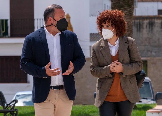 El alcalde de San Silvestre de Guzmán, José Alberto Macarro, y la presidenta de la Diputación, María Eugenia Limón, por el municipio.