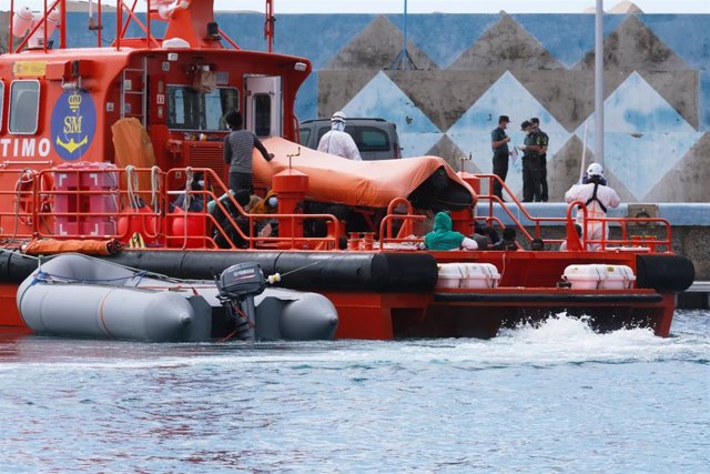 Varias personas a su llegada en un barco tras ser rescatadas de una patera al sur de Fuerventura