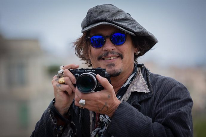 El actor Johnny Depp posa después de la rueda de prensa de presentación de la película El fotógrafo de Minamata' en la quinta edición del BCN Film Fest, a 16 de abril de 2021, en Barcelona, Catalunya (España). En la cinta, Depp da vida a un fotoperiodi