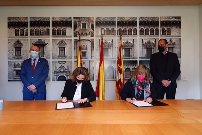 Núria Marín y Teresa Ribera firman un protocolo para impulsar las energías renovables y la eficiencia energética