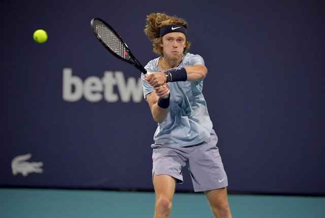 02 April 2021, US, Miami Gardens: Russian tennis player Andrey Rublev in action against Poland's Hubert Hurkacz during their men's singles semi-final match of the Miami Open tennis tournament, at Hard Rock Stadium. Photo: -/SMG via ZUMA Wire/dpa