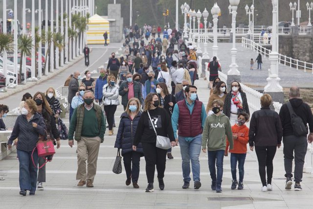 Arxiu - Passeig marítim de Gijón (Astúries) durant el primer dia del pont de Setmana Santa.
