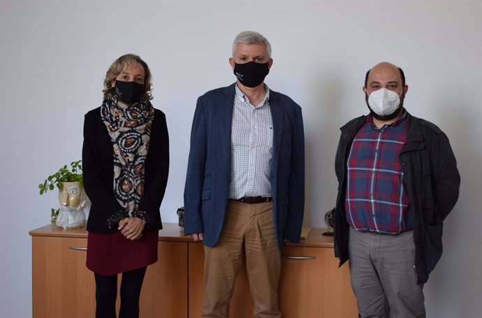 El decano de la Facultad de Filología y Traducción de la UVigo, José Montero (centro), junto a la vicedecana, María Seijas, y el secretario, Miguel Cuevas.