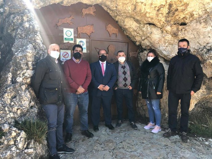Alberto Izquierdo y Diego Piñeiro, con el alcalde y concejales de Molinos y el presidente de la Comarca del Maestrazgo, Roberto Rabaza, en la entrada de las Grutas de Cristal.
