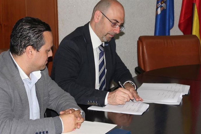 El decano de los jueces de Melilla y el director de Sanidad en la firma de un protocolo, en una imagen de archivo