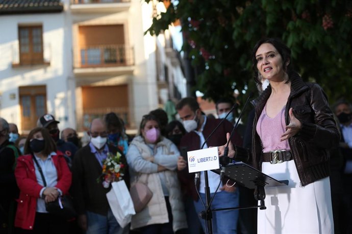 La presidenta de la Comunidad de Madrid y candidata del PP a la reelección, Isabel Díaz Ayuso interviene durante un mitin en la Plaza de la Constitución, a 16 de abril de 2021, en Arganda del Rey