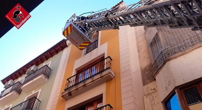 Bomberos acceden a la vivienda en Orihuela