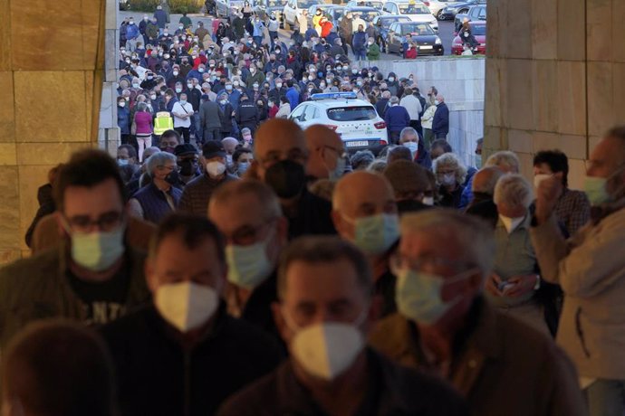 Una larga fila de personas se aglomera en la vacunación masiva de Santiago de Compostela a 6 de abril de 2021. La vacunación masiva programada para la tarde de este martes en Santiago sufre retrasos y se han producido colas y aglomeraciones a las puerta