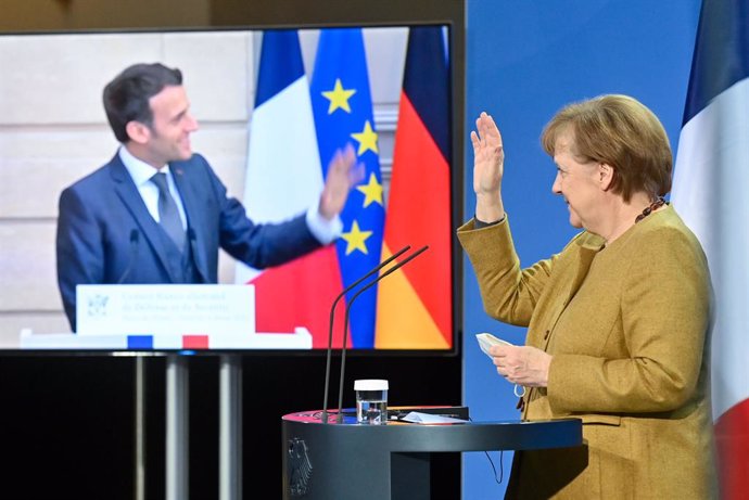 Archivo - 05 February 2021, Berlin: German Chancellor Angela Merkel and French President Emmanuel Macron (L on screen) wave to each other at the end of a press conference followed a Franco-German Security Council video conference. Photo: John Macdougall