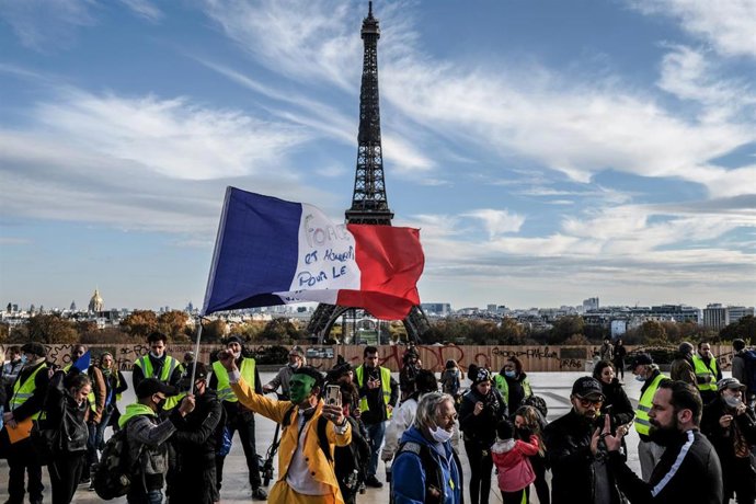 Archivo - Manifestación celebrada en París en contra de las medidas impuestas para frenar el avance de la COVID-19