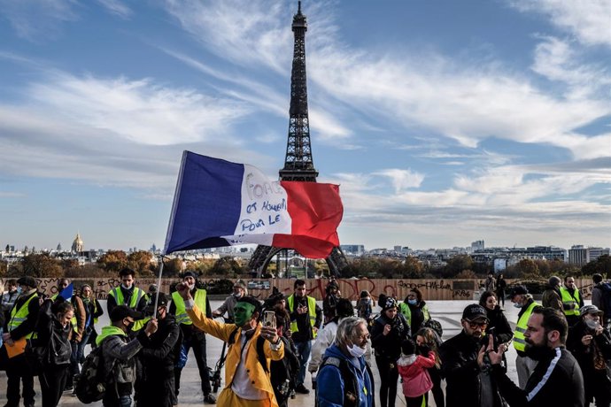 Archivo - 14 November 2020, France, Paris: Yellow vests protestors hold a French flag during an anti-government demonstration ahead of the second anniversary of the movement and against Coronavirus restrictions at the Trocadero. Photo: Sadak Souici/Le P