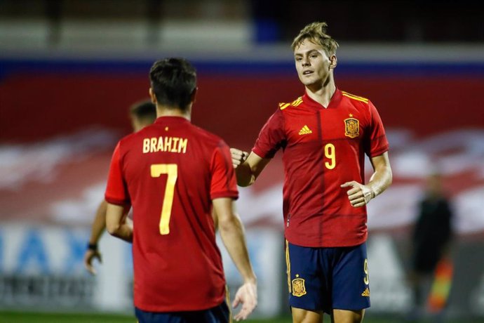 Archivo - Dani Gómez y Brahim celebran un tanto con la selección española Sub-21