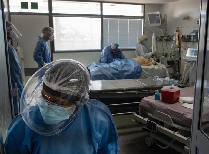 Profesionales sanitarios atienden a un paciente afectado por coronavirus en una unidad de cuidados intensivos de Buenos Aires.