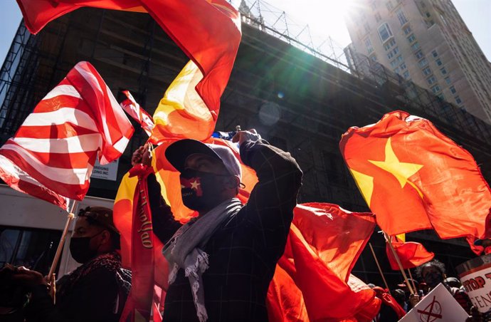 26 March 2021, US, New York: Members of the Ethiopian communities hold flags during a protest against the conflict in the Ethiopia's Tigray region. Photo: Brian Branch Price/ZUMA Wire/dpa