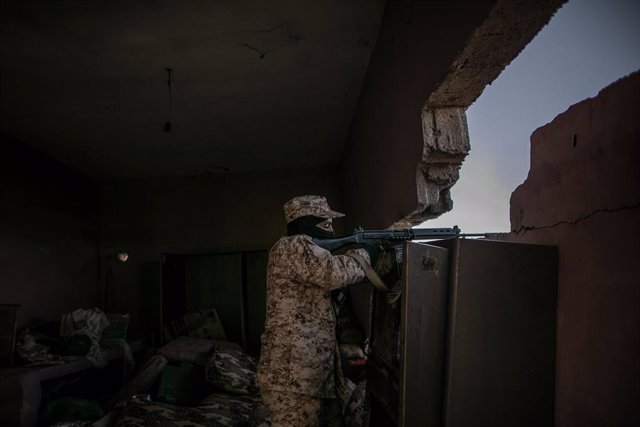 Archivo - 13 March 2020, Libya, Tripoli: A fighter of Libya's UN-backed Government of National Accord (GNA) of Fayez al-Sarraj, fires his assault rifle at the forces of the self-styled Libyan National Army (LNA) led by Libyan strongman Khalifa Haftar, a