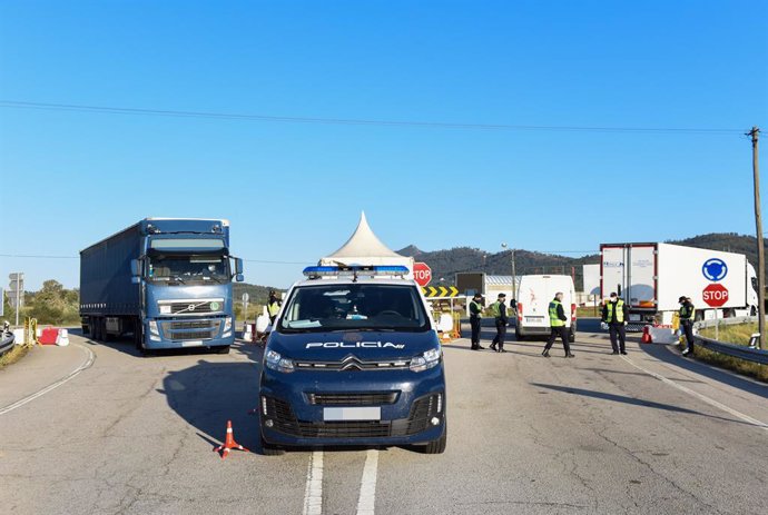 Un coche de policía trabaja en un punto fronterizo entre Portugal y España donde están realizando controles de movilidad, a 5 de abril de abril de 2021, en Zarza la Mayor, Cáceres, (España). En el dispositivo, puesto en marcha entre los puntos de Monfor