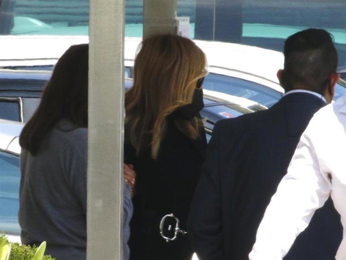 ANA OBREGÓN SALE DEL HOSPITAL DONDE ESTÁ INGRESADA SU MADRE