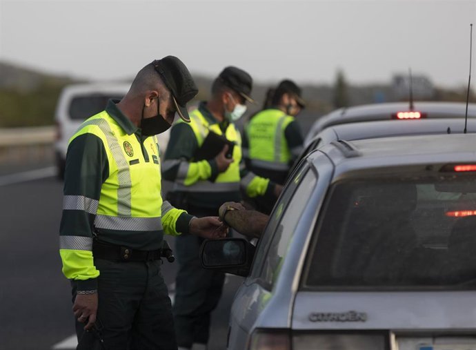 Agentes de la Guardia Civil durante un control de movilidad en la Autovía de la A-66 dirección Sevilla en las inmediaciones del El Ronquillo, Sevilla (Andalucía, España), a 26 de marzo de 2021.