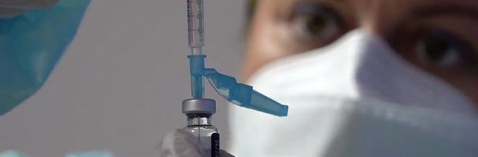 Enfermera preparando la vacuna