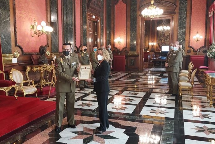 La consejera delegada de la empresa ARPA EMC, Clara Arpa, Embajadora de la Marca Ejército.