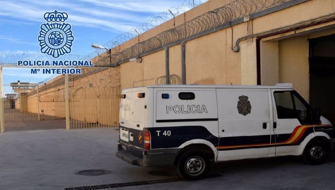 Furgón de la Policía en la cárcel de Almería.