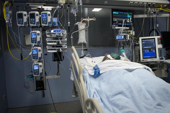 Archivo - Un paciente ingresado en la Unidad de Cuidados Intensivos (UCI) para enfermos de coronavirus del Hospital Universitario Dr. Josep Trueta de Girona.