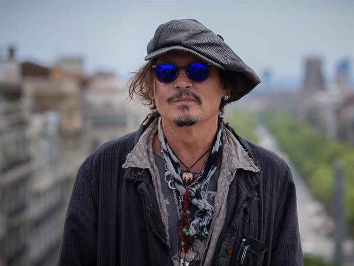 El actor Johnny Depp posa después de la rueda de prensa de presentación de la película El fotógrafo de Minamata' en la quinta edición del BCN Film Fest