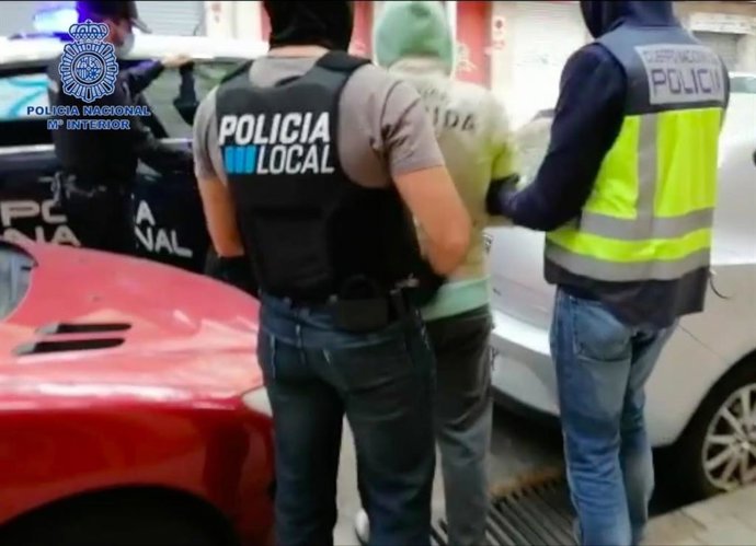 Desmantelan un punto de venta de drogas en Palma y arrestan a dos personas.