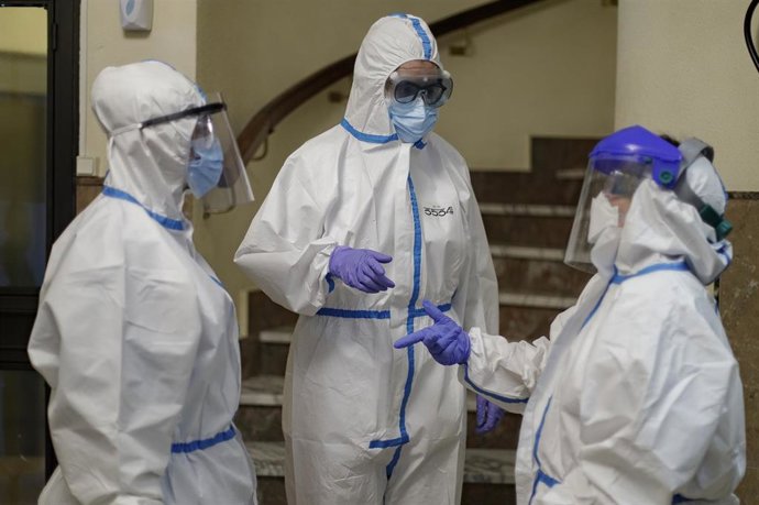 Archivo - Personal sanitario de la Residencia de Mayores Jesús del Buen Amor se coloca el material de protección para poder trabajar en las instalaciones y en el cuidado de los ancianos sin temer por contagiarse